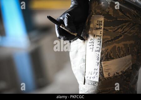 Un medico di emergenza Rodeo tecnico partecipante scrive sulla sua gamba a Cannon Air Force Base, N.M., e il Agosto 8, 2018. EMT simulati ogni scenario che essi hanno incontrato come se fosse la vita reale. Foto Stock