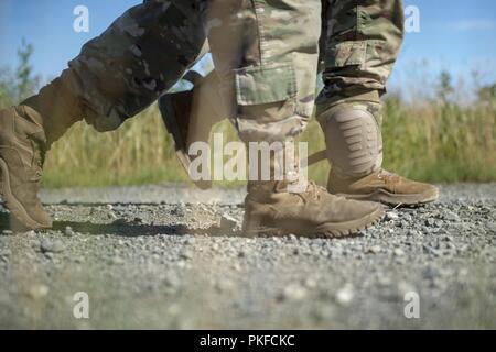 Stati Uniti Paracadutisti dell'esercito assegnato alla quarta brigata di fanteria combattere Team (airborne), XXV divisione di fanteria, U.S. Esercito di Alaska, lasciare Malemute Drop Zone dopo la conduzione di airborne formazione a base comune Elmendorf-Richardson, Alaska, e il Agosto 9, 2018. I soldati del 4/25 appartengono al solo American airborne brigade nel Pacifico e sono addestrati per eseguire le manovre di volo in condizioni di freddo intenso e ambienti ad altitudini elevate a sostegno del combattimento, partenariato e disaster relief operations. Foto Stock