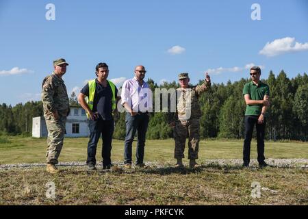 Stati Uniti Esercito il Mag. Edward Waller, sinistra e Chief Warrant Officer 4 Christopher Irwin, secondo da destra, sia con la carica di Vice Capo di Stato Maggiore, ingegnere, U.S. Europa dell'esercito Foto Stock