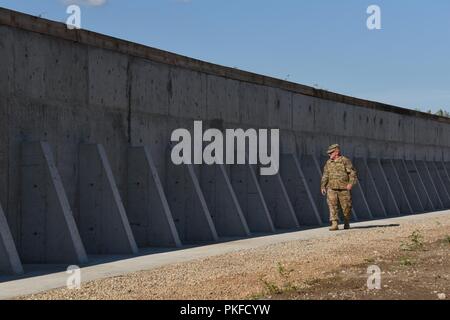 Stati Uniti Army Chief Warrant Officer 4 Christopher Irwin con ufficio del Vice Capo del Personale, ingegnere, U.S. Europa dell'esercito Foto Stock