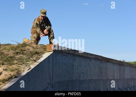 Stati Uniti Army Chief Warrant Officer 4 Christopher Irwin con ufficio del Vice Capo del Personale, ingegnere, U.S. Europa dell'esercito Foto Stock