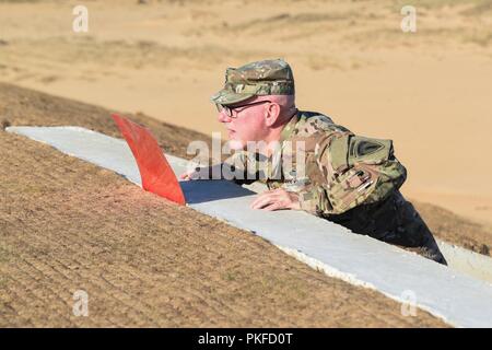 Stati Uniti Army Chief Warrant Officer 4 Christopher Irwin con ufficio del Vice Capo del Personale, ingegnere, U.S. Europa dell'esercito Foto Stock