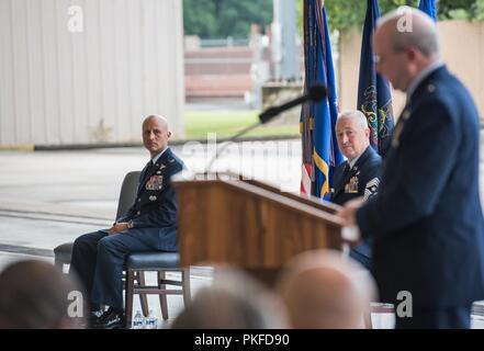 Stati Uniti Air Force Col. Terrence L. Koudelka, sinistra, 193rd Special Operations Wing Commander, Pennsylvania Air National Guard, guarda come il Brig. Gen. Mike Regan, Vice aiutante generale - aria, risolve la folla durante una assunzione del comando cerimonia Agosto 11, 2018 a Middletown, Pennsylvania. Dal 2002, Koudelka ha servito in varie posizioni all'interno dell'ala prima di assumere il ruolo di comandante di ala. Foto Stock