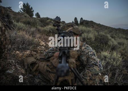 Marine Corps Mountain Warfare Training Center Bridgeport, CA - PFC. Daniel a Kelso, un rifleman con India Company, 3° Battaglione, quinto reggimento Marini, 1° Divisione Marine, fornisce la sicurezza durante una escursione in montagna durante l'esercizio 4-18 a bordo di Mountain Warfare Training Center (MWTC) Bridgeport, California, 30 luglio 2018. MWTC Bridgeport unità fornisce una singolare esperienza di formazione consentendo il Marines di treno in un ambiente montano e ad altitudini elevate. Foto Stock