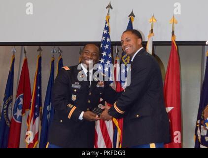 La Georgia esercito nazionale Guard Lt. Col. Jean Paul Laurenceau (Georgia Istituto Militare Officer scuola del candidato alla classe 42) presenta 2 Lt. Cory Gibson (GMI OCS Classe 57) con l'idoneità fisica premio durante la cerimonia di messa in servizio per classe di OCS 57 a Creta La Guardia Nazionale Centro, Marietta, Ga. Il premio riconosce il candidato ufficiale con il punteggio più alto sull'esercito fisica Test. Anche Gibson ha portato a casa il trofeo Erickson e Academic Award per la sua classe. Foto Stock