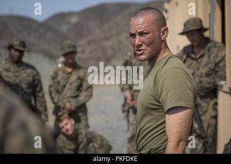 Stati Uniti Marine Corps Sgt. Cory Daugherty, un ingegnere di combattimento con Combat Service Support Company, I Marine Expeditionary Force Battaglione di supporto, ho MEF informazioni gruppo, dà una violazione classe durante un esercizio di campo al Marine Corps base Camp Pendleton, California, 11 Agosto, 2018. Ho MSB è utilizzando questa volta in campo per preparare il battaglione per soddisfare operative e gli obiettivi del corso di formazione per il prossimo anno. Foto Stock