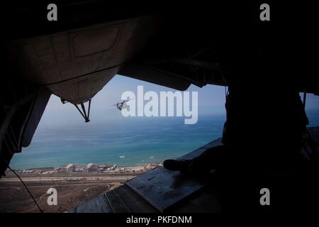 Il personale Sgt. Jason Muchow, un capo equipaggio con Marine elicottero pesante Squadron (HMH) 465, Marine Aircraft Group 16, terzo aeromobile Marina Wing, esegue la scansione della zona di formazione di un CH-53E Super Stallion elicottero sulle Marine Corps base Camp Pendleton, California, 10 agosto. Durante il volo, equipaggio capi sono esperti in materia sulle operazioni degli aeromobili e le caratteristiche del terreno della zona circostante. Foto Stock