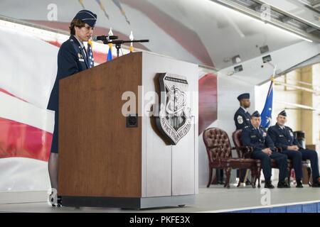 Stati Uniti Air Force Lt. Gen. Gina Grosso, sede U.S. Air Force il vice capo di gabinetto per Manpower, il personale e il servizio, parla durante il personale dell'Air Force Center change del comando cerimonia Agosto 9, 2018 a base comune San Antonio-Randolph, Texas. Il Mag. Gen. Brian Kelly ha formalmente rinunciato a comando per il Mag. Gen. Andrew Toth dopo diversi anni di servizio dedicato. Foto Stock