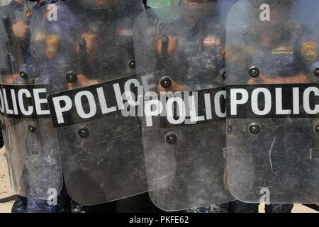 Iracheno di polizia federale deputati a stare dietro i loro scudi antisommossa durante il controllo della formazione di Camp Dublin, Iraq, Agosto 06, 2018. Il curriculum a rafforzare la capacità del partner sites include: leadership, etica e diritto di guerra di formazione e di istruzione. Inoltre, le reclute sono insegnate navigazione terrestre, formazione di base di medico, fanteria le competenze e la piccola unità tattica. Foto Stock