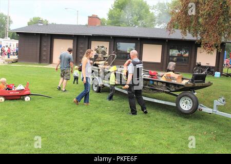 I membri del pubblico visita con gioco warden Matt Modjeski con il Wisconsin dipartimento di Risorse naturali il 7 agosto, 2018, durante il National Night Out evento in Tomah, Wis. centinaia di persone hanno partecipato alla manifestazione che si è svolta a Tomah Winnebago del parco e aveva anche visualizza da Fort McCoy, Wis., personale. Introdotto nel 1984 dall'Associazione Nazionale Città guardare, National Night Out è una organizzazione no-profit di prevenzione della criminalità da organizzazione che lavora in collaborazione con migliaia di criminalità-watch gruppi e i servizi incaricati dell'applicazione della legge in tutto il paese. Foto Stock