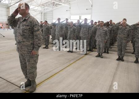 Col. Rodney Neely, 167° Airlift Wing vice comandante, conduce l'ala in un ultimo saluto a Col. Shaun Perkowski, durante un cambiamento di cerimonia di comando il Agosto 5, a Martinsburg, W.Virginia air base. Col. David Cochran ha assunto il comando da Perkowski durante la cerimonia. Foto Stock