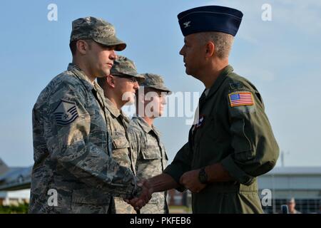 Master Sgt. Jeremy Dean, il reclutamento e la retention manager per 170 Gruppo di addestramento, riceve il Nebraska Guardia Nazionale encomio medaglia Agosto 5, 2018, in Nebraska Guardia Nazionale air base, Lincoln, Nebraska. Foto Stock