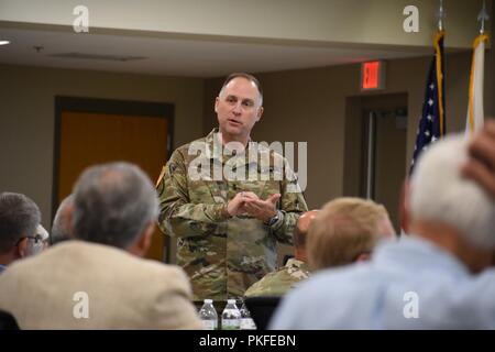 Il Mag. Gen. Patrick J. Reinert, 88th Divisione Readiness comandante generale, parla alla riserva di esercito di ambasciatori dall'88RD 19-membro Regione durante l'esercito annuale Ambasciatore riserva Workshop, a Fort Snelling, Minn., 10 agosto. Foto Stock