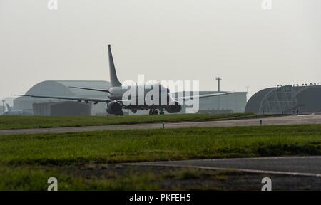 Un U.S. Navy P-8A Poseidon taxi verso la pista 10 agosto 2018, a Kadena Air Base, Giappone. Il Poseidon è un pattugliamento marittimo e ricognizione degli aeromobili progettati per migliorare un operatore della capacità di condurre attività antisommergibile, superficie anti warfare, e intelligence, sorveglianza e ricognizione missioni. Foto Stock