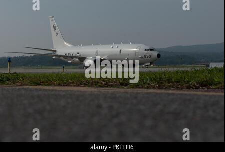 Un U.S. Navy P-8A Poseidon i taxi in posizione il 10 agosto 2018, a Kadena Air Base, Giappone. Il Poseidon è un pattugliamento marittimo e ricognizione degli aeromobili progettati per migliorare un operatore della capacità di condurre attività antisommergibile, superficie anti warfare, e intelligence, sorveglianza e ricognizione missioni. Foto Stock