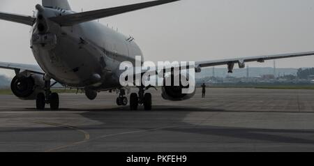 Un U.S. Navy P-8A Poseidon i taxi in posizione il 10 agosto 2018, a Kadena Air Base, Giappone. Le agenzie di stampa sono stati invitati a volare su P-8A per conoscere la Poseidon la capacità e il ruolo che esso svolge nella regione del Pacifico. Foto Stock