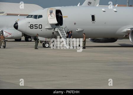 CNN Reporter Ivan Watson cammina giù per le scale di un U.S. Navy P-8A Poseidon dopo un volo il 10 agosto 2018, a Kadena Air Base, Giappone. Le agenzie di stampa sono stati invitati a volare su P-8A per conoscere la Poseidon la capacità e il ruolo che esso svolge nella regione del Pacifico. Foto Stock