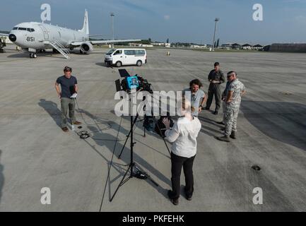 Un team di notizie della CNN si prepara ad andare vivere dopo un volo su un U.S. Navy P-8A Poseidon Agosto 10, 2018 a Kadena Air Base, Giappone. Le agenzie di stampa sono stati invitati a volare su P-8A per conoscere la Poseidon la capacità e il ruolo che esso svolge nella regione del Pacifico. Foto Stock