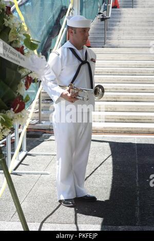 Un monumento di pietra è stata dedicata oggi alla National Memorial Cemetery del Pacifico in onore di 400 uomini di servizio che perirono giapponese a bordo di navi cargo che sono stati bombardati in un porto di Taiwan. I resti di soldati molti dei quali sono stati attivati esercito nazionale ufficiali erano inizialmente sepolti vicino a Takao Harbour ma sono state reinterred in Hawaii nel 1946. La 400 uomini erano tra le migliaia di prigionieri di guerra presi dai giapponesi nelle Filippine nel 1942. I prigionieri di guerra sul Enoura Maru incluso, in aggiunta agli americani, soldati e marinai provenienti da Australia, Canada, Gran Bretagna, Paesi Bassi, n. Foto Stock