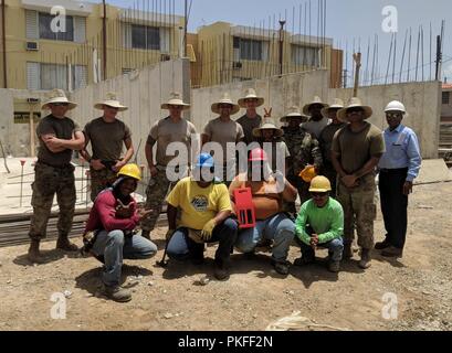 I soldati dell'Ingegnere 204th battaglione prendere una pausa durante la costruzione di un tre-casa famiglia essendo costruito da Habtiat per l umanità in San Juan, Puerto Rico il 7 agosto 2018. Il battaglione inviato 45 soldati a Puerto Rico per assistere nella costruzione come parte del Dipartimento della Difesa prontezza innovativo programma di formazione. ( U.S. Esercito nazionale Guard Foto Stock