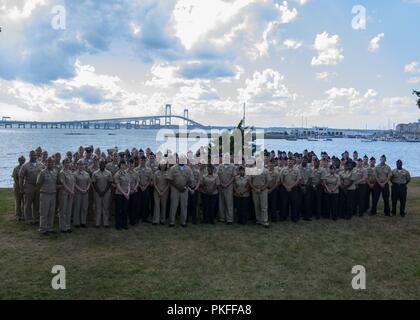 Vice Adm. Forrest Faison, Navy chirurgo generale e chief, U.S. Navy Bureau della medicina e chirurgia (BUMED), forza Master Chief Osea Smith Jr., Ospedale Corps director e leadership con Naval Health Clinic New England posano per una foto di gruppo durante una visita in loco il Agosto 9. Medicina della Marina è un global health care network di 63.000 personale che fornisce assistenza sanitaria per gli Stati Uniti Navy e Marine Corps e le loro famiglie e i veterani, in un elevato tempo operativo ambienti, a expeditionary strutture mediche, cure mediche strutture, ospedali, cliniche, navi ospedale e ricerca u Foto Stock