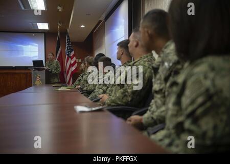 Porto di Spagna, Trinidad (agosto 9, 2018) Capt. Brian J. Diebold, commodore del destroyer Squadron (DESRON) 40, indirizzi U.S. I marinai della marina militare e di Trinidad e Tobago professionisti militari durante un briefing a Trinidad e Tobago Defence Force sede durante il Sud Stazione di partenariato 2018. A sud della stazione di partenariato è un U.S. Comando sud-sponsorizzato e U.S. Forze Navali Comando meridionale/STATI UNITI 4a flotta-condotto di distribuzione annuale incentrato su un esperto in materia di scambi e di costruire la capacità del partner in una varietà di discipline come la medicina, la costruzione e le operazioni di immersione Foto Stock