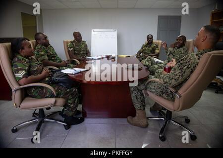 Porto di Spagna, Trinidad (10 agosto 2018) Lt. David Cruz, da San Diego, California, parla con Trinidad e Tobago (TTO) militari religiose professionisti all'TTO Defence Force sede durante il Sud Stazione di partenariato 2018. A sud della stazione di partenariato è un U.S. Comando sud-sponsorizzato e U.S. Forze Navali Comando meridionale/STATI UNITI 4a flotta-condotto di distribuzione annuale incentrato su un esperto in materia di scambi e di costruire la capacità del partner in una varietà di discipline come la medicina, la costruzione e le operazioni di immersione nei Caraibi e America Centrale e America del Sud. Foto Stock