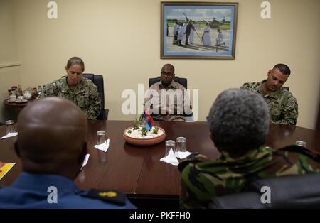 Porto di Spagna, Trinidad (10 agosto 2018) della Cmdr. Israele Dowlat, forza chirurgo del Trinidad e Tobago centro, parla con gli Stati Uniti I marinai della marina militare e di Trinidad e Tobago (TTO) professionisti militare all'TTO Defence Force sede durante il Sud Stazione di partenariato 2018. A sud della stazione di partenariato è un U.S. Comando sud-sponsorizzato e U.S. Forze Navali Comando meridionale/STATI UNITI 4a flotta-condotto di distribuzione annuale incentrato su un esperto in materia di scambi e di costruire la capacità del partner in una varietà di discipline come la medicina, la costruzione e le operazioni di immersione nei Caraibi, Centr Foto Stock