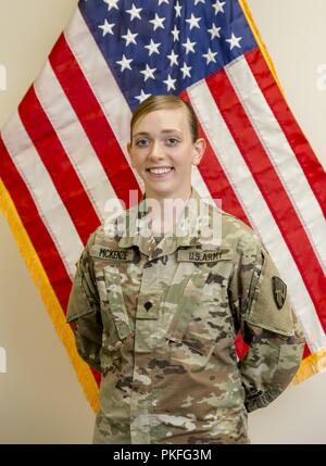 New York Army National Guard Spec. Nicole McKenzie, un membro della società A, 101st segnale Expeditionary battaglione, ha usato il suo combat life saver le competenze necessarie per contribuire a salvare la vita di t un 12-anno vecchio ragazzo che salta da un cavalcavia a Yonkers il 3 agosto 2018. ( U.S. Esercito nazionale Guard Foto Stock