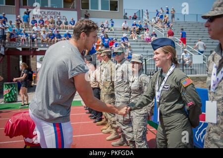 Tech. Sgt. Elizabeth Canfield, un boom operatore assegnato al 328Air Refuelling Squadron, 914th Air Refuelling Wing, Niagara Falls riserva d'aria Stazione, scuote le mani con fatture della Buffalo quarterback Josh Allen durante le fatture della Buffalo' training camp a san John Fisher College di Rochester, N.Y., e il Agosto 5, 2018. I membri di unità militari da New York occidentale, sono stati invitati dal team di partecipare nella NFL militare di apprezzamento alla settimana. Foto Stock