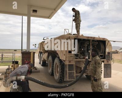 Task Force ruba in acciaio - presso l'unità di rotazione il Bivacco (RUBA) via e i veicoli a motore sono ispezionati, alimentato, riverbero e preparato per i loro equipaggi. A destra prima di ogni unità lascia la ruba per l'austera le aree di formazione di Fort Bliss, una delle ultime fermate è prendere è il punto di acqua e carburante, punto per riempire fino a che cosa mantiene le piste e le ruote sono in movimento e soldati idratata in agosto in cui raggiungere temperature di oltre 100 gradi per più giorni. Foto Stock