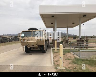 Task Force ruba in acciaio Punto carburante- presso l'unità di rotazione il Bivacco (RUBA)via e i veicoli a motore sono ispezionati, alimentato e riverbero e preparato per i loro equipaggi. A destra prima di ogni unità lascia la ruba per l'austera le aree di formazione di Fort Bliss, una delle ultime fermate è prendere è il punto di acqua e carburante, punto per riempire fino a che cosa mantiene le piste e le ruote sono in movimento e soldati idratata in agosto in cui raggiungere temperature di oltre 100 gradi. Il trentesimo Armored Brigade Combat Team sta prendendo parte al combattimento esportabile capacità di formazione (XCTC) esercizio a Fort Bliss, Texas feb. Foto Stock