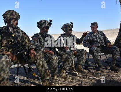 Air Force gen. Giuseppe Lengyel, chief, Guardia Nazionale Ufficio di presidenza, i colloqui in Pennsylvania nazionale soldati di guardia completando la formazione presso il National Training Center a Fort Irwin, California, il 6 agosto 2018. Foto Stock