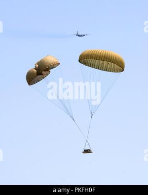 Un 934th Airlift Wing C-130 rilasciato airdrop pallet durante il patriota Nord 2018 esercizio. Avieri con il 934th Airlift Wing addestrati dall'aria, come pure la massa come parte del patriota Nord esercizio su luglio 24-25, 2018 a Fort McCoy, Wisc. L'ala è affidata la missione di fly C-130H3 aeromobili cargo, entrambi airdropping e aria lo sbarco di merci e persone. Il 934th utilizza regolarmente Fort McCoy le zone di trascinamento per operazioni di airdrop per preparare il personale di volo reale per operazioni di mondo. Foto Stock