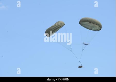 Un 934th Airlift Wing C-130 rilasciato airdrop pallet durante il patriota Nord 2018 esercizio. Avieri con il 934th Airlift Wing addestrati dall'aria, come pure la massa come parte del patriota Nord esercizio su luglio 24-25, 2018 a Fort McCoy, Wisc. L'ala è affidata la missione di fly C-130H3 aeromobili cargo, entrambi airdropping e aria lo sbarco di merci e persone. Il 934th utilizza regolarmente Fort McCoy le zone di trascinamento per operazioni di airdrop per preparare il personale di volo reale per operazioni di mondo. Foto Stock