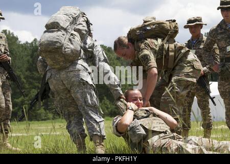 Spc. Lynnrae Acothley e SPC. La carità McGeary, 856th Polizia Militare Company, Arizona Esercito Nazionale Guardia, trascinare file SJT. Leanne rossastro, 1 Fucili a canna rigata, esercito britannico, durante una dimostrazione di trattare una vittima mentre sotto il fuoco durante la fase di esercizio la steppa EAGLE 18. Il premier multi-nazionale esercizio steppa EAGLE 18 contribuirà a creare relazioni di fiducia e di reciproca comprensione consentendo più di 250 partecipanti di mettere in pratica l'interoperabilità. Foto Stock