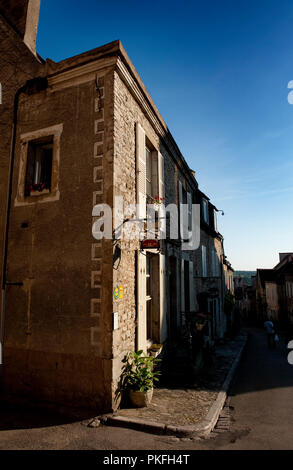 Impressione del villaggio Vézelay, nel dipartimento Yonne (Francia, 23/06/2010) Foto Stock