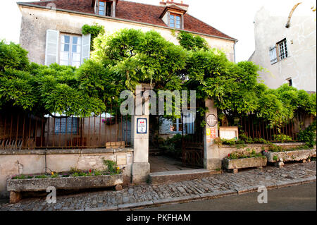 Impressione del villaggio Vézelay, nel dipartimento Yonne (Francia, 23/06/2010) Foto Stock