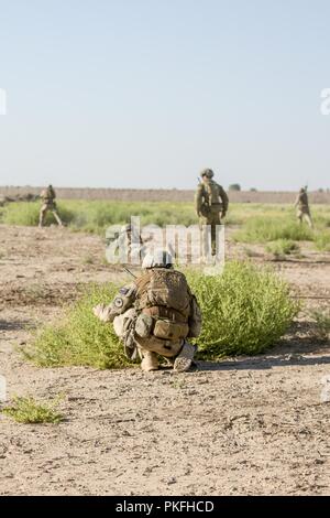 Una nuova Zelanda Defence Force Stati, con il gruppo di attività Taji rapido della forza di reazione, reagisce al contatto simulato durante un forze combinate live esercitazione antincendio presso il Camp Taji, Iraq, Agosto, 10, 2018. Una coalizione creato a partire da una vasta comunità internazionale continuerà a fornire il suo sostegno al popolo dell'Iraq al fine di potenziare le capacità della nazione per garantire la sicurezza e la stabilità. Foto Stock