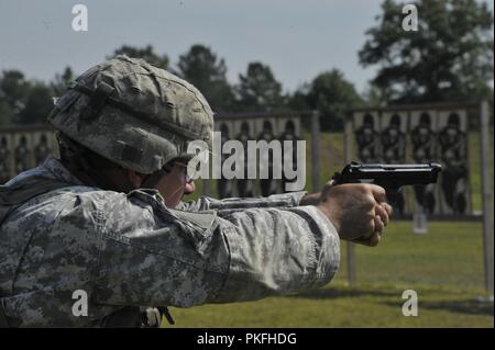 Il Mag. Glen Johnson, con l'esercito del Tennessee Guardia Nazionale, hanno partecipato nel 2018 precisione di tiro consiglio consultivo regione tre campionato svoltosi presso il VTS situato in Tullahoma, Tennessee Luglio 28, 2018. MAC III è compreso dell esercito e Air National Guard ai membri di Alabama, Florida, Georgia, Kentucky, Mississippi, North Carolina, Puerto Rico, South Carolina, Tennessee, e Isole Vergini. Questo è un evento annuale per promuovere la lotta contro precisione di tiro e corsi di formazione e non vi erano 48 concorrenti in rappresentanza di sei dei dieci membri di quest'anno. Foto Stock