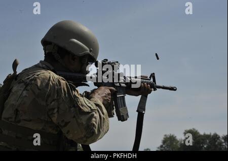 Master Sgt. Edwin Garcia, con l'esercito del Kentucky Guardia Nazionale, hanno partecipato nel 2018 precisione di tiro consiglio consultivo regione tre campionato svoltosi presso il VTS situato in Tullahoma, Tennessee Luglio 28, 2018. MAC III è compreso dell esercito e Air National Guard ai membri di Alabama, Florida, Georgia, Kentucky, Mississippi, North Carolina, Puerto Rico, South Carolina, Tennessee, e Isole Vergini. Questo è un evento annuale per promuovere la lotta contro precisione di tiro e corsi di formazione e non vi erano 48 concorrenti in rappresentanza di sei dei dieci membri di quest'anno. Foto Stock