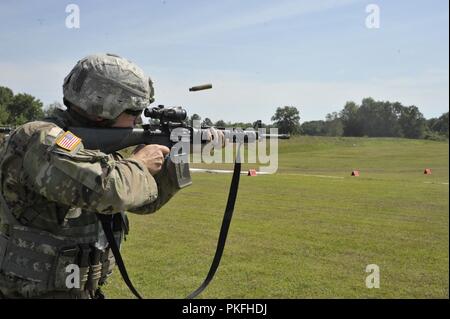 Sgt. Dwight Bushong, con l'esercito del Kentucky Guardia nazionale, è stata dichiarata la Champion-Open globale classificazione presso il 2018 precisione di tiro consiglio consultivo regione tre campionato svoltosi presso il VTS situato in Tullahoma, Tennessee Luglio 28, 2018. MAC III è compreso dell esercito e Air National Guard ai membri di Alabama, Florida, Georgia, Kentucky, Mississippi, North Carolina, Puerto Rico, South Carolina, Tennessee, e Isole Vergini. Questo è un evento annuale per promuovere la lotta contro precisione di tiro e corsi di formazione e non vi erano 48 concorrenti in rappresentanza di sei dei dieci membri di quest'anno. Foto Stock