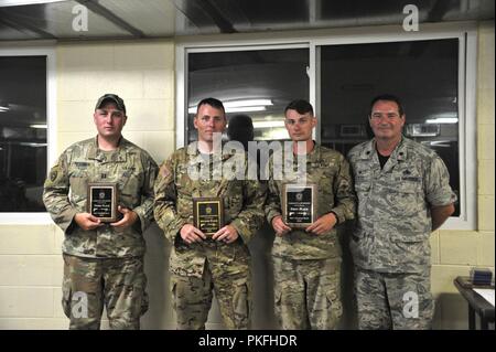 Durante il 2018 precisione di tiro consiglio consultivo regione tre campionati cerimonia di premiazione, in generale i singoli aprire Caegory Champions erano Sgt. Machan (1° posto), Chief Warrant Officer due Wadham ha (2ng posto), e il cap. Peterson (3° posto), che si è tenuto presso il volontario Sito di formazione, Tullahoma, Tennessee Luglio 28, 2018. MAC III è compreso dell esercito e Air National Guard ai membri di Alabama, Florida, Georgia, Kentucky, Mississippi, North Carolina, Puerto Rico, South Carolina, Tennessee, e Isole Vergini. Questo è un evento annuale per promuovere la lotta contro precisione di tiro e corsi di formazione e non vi erano 48 Foto Stock