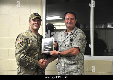 Sgt. Dwight Bushong con il Kentucky esercito nazionale Guard è stato annunciato il generale categoria Open Champion per la precisione di tiro 2018 Consiglio Consultivo Regione tre campionati cerimonia di premiazione per onorare le regioni migliori soldati e aviatori si è tenuto presso il volontario Sito di formazione, Tullahoma, Tennessee Luglio 28, 2018. MAC III è compreso dell esercito e Air National Guard ai membri di Alabama, Florida, Georgia, Kentucky, Mississippi, North Carolina, Puerto Rico, South Carolina, Tennessee, e Isole Vergini. Questo è un evento annuale per promuovere la lotta contro precisione di tiro e corsi di formazione e non vi erano 48 concorrente Foto Stock