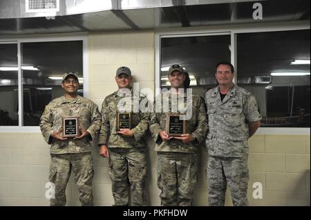 Durante il 2018 precisione di tiro consiglio consultivo regione tre campionati cerimonia di premiazione, in generale i singoli aprire Caegory Champions erano Sgt. Bushong (1° posto), SPC. La Giordania (2ng) e Master Sgt. Garcia (3° posto), che si è tenuto presso il volontario Sito di formazione, Tullahoma, Tennessee Luglio 28, 2018. MAC III è compreso dell esercito e Air National Guard ai membri di Alabama, Florida, Georgia, Kentucky, Mississippi, North Carolina, Puerto Rico, South Carolina, Tennessee, e Isole Vergini. Questo è un evento annuale per promuovere la lotta contro precisione di tiro e corsi di formazione e non vi erano 48 concorrenti rep Foto Stock