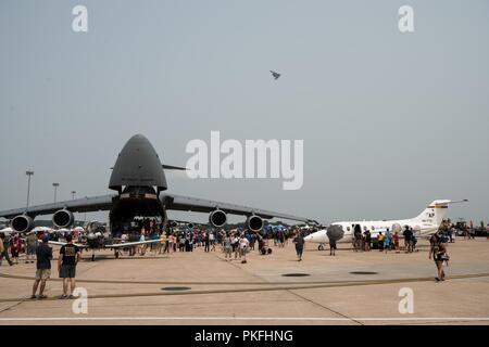 A B-2 Spirit aeromobile assegnati a Whiteman Air Force Base (AFB), Missouri, esegue un cavalcavia durante il 2018 difensori della libertà Air & Space Show 11 agosto, a Offutt AFB, Nebraska. Il B-2 è un multi-ruolo di bombardiere in grado di erogare sia convenzionali e nucleari munizioni. Foto Stock