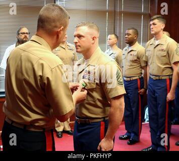 Gunnery Sgt. Pete Vargo, il personale Sottufficiale in carica della sottostazione di reclutamento Green Bay, è stato presentato il Navy e Marine Corps medaglia ottenuta giovedì 2 agosto dalle principali gen. James Bierman durante una visita al Marine Corps stazione di reclutamento di Milwaukee. Vargo si è aggiudicato la medaglia per la sua risposta rapida e assistenza a uno scontro del veicolo sulla I-41 nella Contea di Washington che ha lasciato sette feriti e ha preso vita un 18-anno-vecchio. Foto Stock