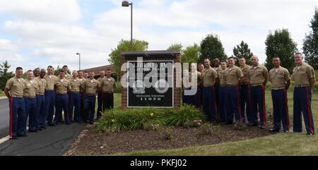 Gunnery Sgt. Pete Vargo, il personale Sottufficiale in carica della sottostazione di reclutamento Green Bay, è stato presentato il Navy e Marine Corps medaglia ottenuta giovedì 2 agosto dalle principali gen. James Bierman durante una visita al Marine Corps stazione di reclutamento di Milwaukee. Vargo si è aggiudicato la medaglia per la sua risposta rapida e assistenza a uno scontro del veicolo sulla I-41 nella Contea di Washington che ha lasciato sette feriti e ha preso vita un 18-anno-vecchio. Foto Stock