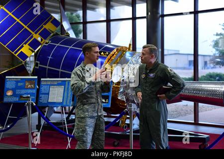 Il Mag. Mica Dodds, sinistra, xi spazio squadrone di avvertimento direttore delle operazioni, descrive il ruolo di Team Buckley gioca in difesa della nazione a gen. Tod D. Wolters, U.S. Forze aeree in Europa e Forze Aeree Africa commander, nello spazio in base sistema ad infrarossi Mission Control Station lobby presso Buckley Air Force Base in Colorado, e il Agosto 8, 2018. Durante il suo tempo a Buckley AFB, Wolters ha avuto l'opportunità di testimoniare in prima persona la sua missione di combattimento-pronto aviatori avanzamento missile impareggiabile attenzione, sorveglianza e installazione integrata per le operazioni di America e i suoi alleati. Foto Stock