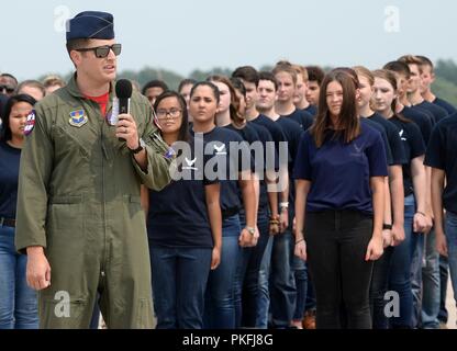 Stati Uniti Air Force Captain Andrew Olson, F-35 Patrimonio team volo pilota, fornisce osservazioni prima di presentare il giuramento di arruolamento a futuri avieri durante il 2018 difensori della libertà dell'aria e dello Spazio Mostra 11 agosto, a Offutt Air Force Base, Nebraska.La due giorni di manifestazione annuale a condizione che la comunità locale con una rara opportunità di vedere e moderni aeroplani storici da vicino e per incontrare i membri militari. Foto Stock